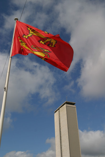 France, Haute Normandie, Seine Maritime, Rouen, rive gauche, conseil general, 
tour des archives, drapeau normand, lions, heraldique, identite normande, gratte ciel, immeuble,