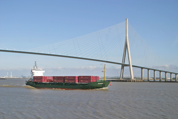 France, Haute Normandie, Seine Maritime, pont de Normandie, cargo passant sous le pont, la Seine, porte conteneurs, container,