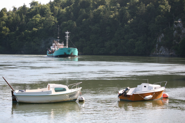 France, Bretagne, Finistere sud, Cornouaille, l'odet au niveau des vire court, cargo caboteur en route et petits bateaux amarres,