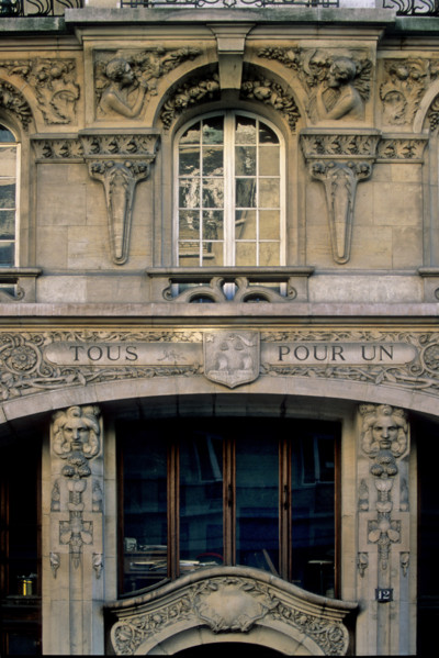 Building 12 rue du Renard, Paris