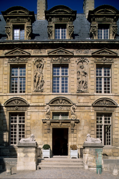 France, Paris 4e, le marais, 62 rue saint antoine, hotel de sully, siege des monuments nationaux, monum, monument historique, hotel particulier, facade sur cour, decors sculptes,