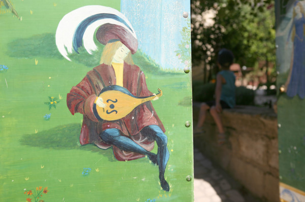 France, languedoc roussillon, gard, uzes, entree du jardin medieval, decor, troubadour, peinture, musicien,