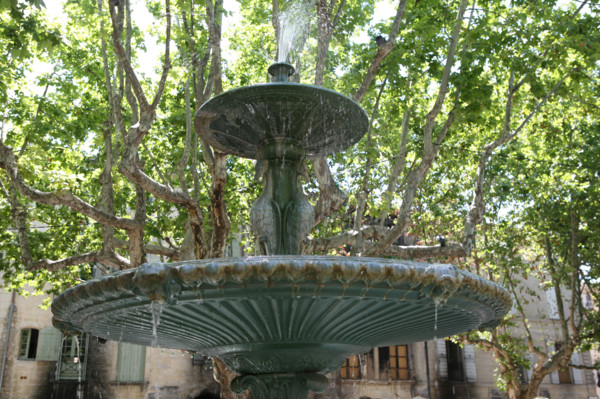 France, languedoc roussillon, gard, uzes, place aux herbes, fontaine,