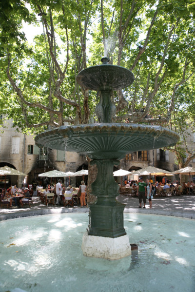 France, languedoc roussillon, gard, uzes, place aux herbes, fontaine,
