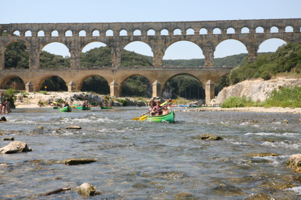 France, languedoc roussillon, gard, site du pont du gard, grand site, paysage, aqueduc romain, riviere le gardon, arches, canoe kayak sur la riviere