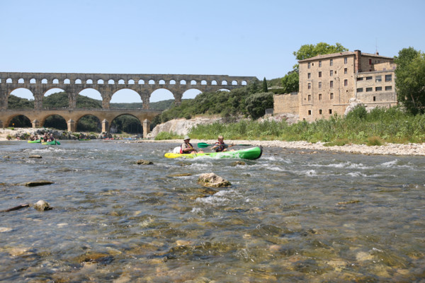 France, languedoc roussillon, gard, site du pont du gard, grand site, paysage, aqueduc romain, riviere le gardon, arches, canoe kayak sur la riviere
