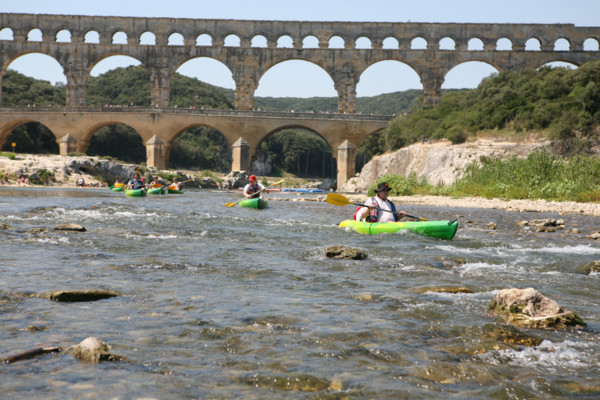 France, languedoc roussillon, gard, site du pont du gard, grand site, paysage, aqueduc romain, riviere le gardon, arches, canoe kayak sur la riviere