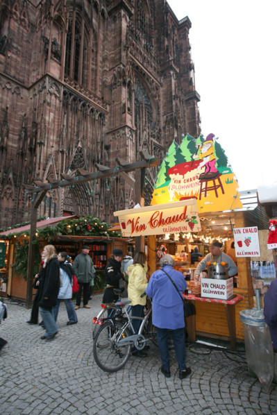 France, alsace, bas rhin, strasbourg, cathedrale, parvis, marche de Noel 2006, festivites, decor, sapin, boules, guirlandes, arbre de noel, commerce, ambiance, hiver, vin chaud, fete, tradition,