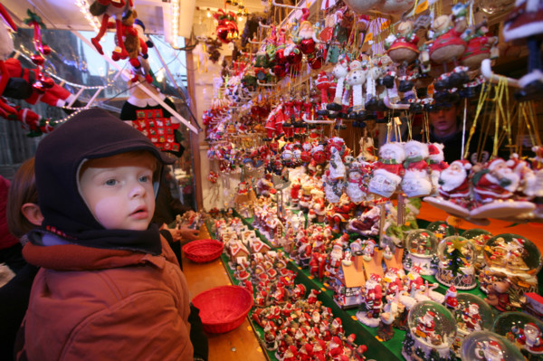 France, alsace, bas rhin, strasbourg, enfant, personnage ok, marche de Noel 2006, festivites, decor, sapin, boules, guirlandes, arbre de noel, commerce, ambiance, hiver, vin chaud, fete, tradition,