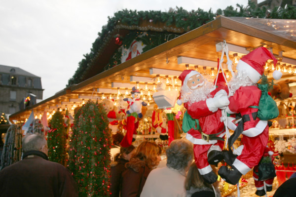 France, alsace, bas rhin, strasbourg, marche de Noel 2006, festivites, decor, sapin, boules, guirlandes, arbre de noel, commerce, ambiance, hiver, vin chaud, fete, tradition,