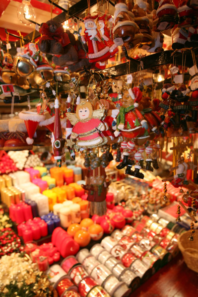 France, alsace, bas rhin, strasbourg, marche de Noel 2006, festivites, decor, sapin, boules, guirlandes, arbre de noel, commerce, ambiance, hiver, vin chaud, fete, tradition,