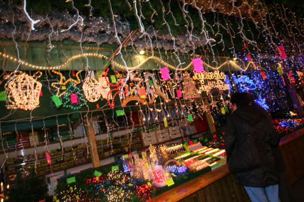 France, alsace, bas rhin, strasbourg, marche de Noel 2006, festivites, decor, sapin, boules, guirlandes, arbre de noel, commerce, ambiance, hiver, vin chaud, fete, tradition,