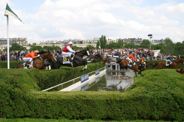 France, ile de france, paris 16e, hippodrome d'auteuil, course d'obstacles, gras savoye grand steeple-chase de paris 2004, jockey, cheval, prix, pur sang, cheval, hippisme, turf,