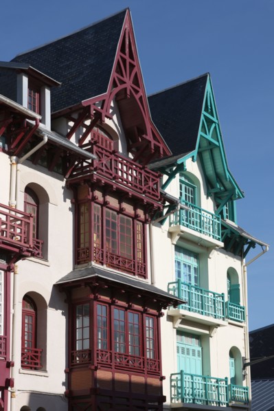 France, somme, entre picardie et Normandie, mers les bains, face au treport, pays de la bresle maritime, cote d'albatre, centre ville maisons, balcons et bow windows typiques, station balneaire, ville...