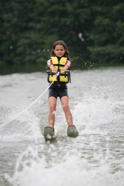 France, picardie, somme, bouvaincourt sur bresle, frontiere avec la Normandie, club de ski nautique sur l'etang de bouvaincourt, sport de glisse, enfant 8 ans, personnage ok,