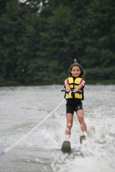 France, picardie, somme, bouvaincourt sur bresle, frontiere avec la Normandie, club de ski nautique sur l'etang de bouvaincourt, sport de glisse, enfant 8 ans, personnage ok,