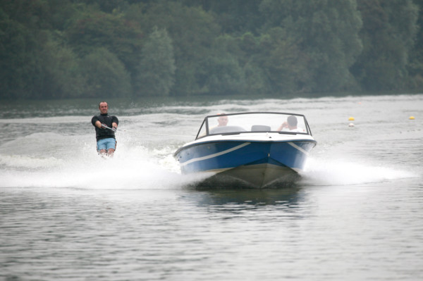 France, picardie, somme, bouvaincourt sur bresle, frontiere avec la Normandie, club de ski nautique sur l'etang de bouvaincourt, sport de glisse,
