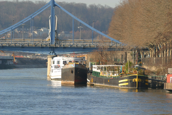 France, ile de france, boulogne billancourt, l'ile seguin, la seine, ancien site des usines renault, reflets dans l'eau, peniches, transport fluvial,