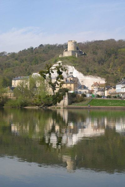 France, ile de france, val d'oise, la roche guyon, la seine, chateau, monument historique, architecture defensive, donjon, berges du fleuve, reflet dans l'eau,