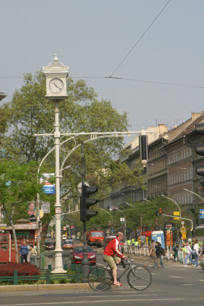 europe, Hongrie, budapest, centre ville, erzebet korut, terez korut, place oktogon, carrefour, cycliste,
