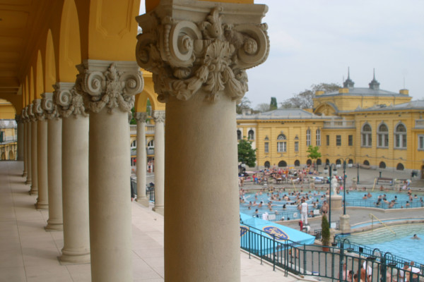 europe, Hongrie, budapest, bains szechenyi, thermes, station thermale, piscine, thermalisme, colonnes, architecture, eau, baignade,
