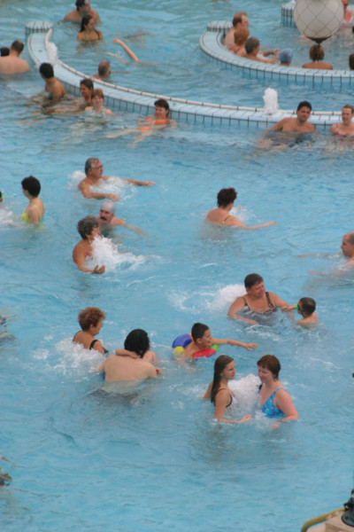 europe, Hongrie, budapest, bains szechenyi, thermes, station thermale, piscine, thermalisme, colonnes, architecture, eau, baignade,