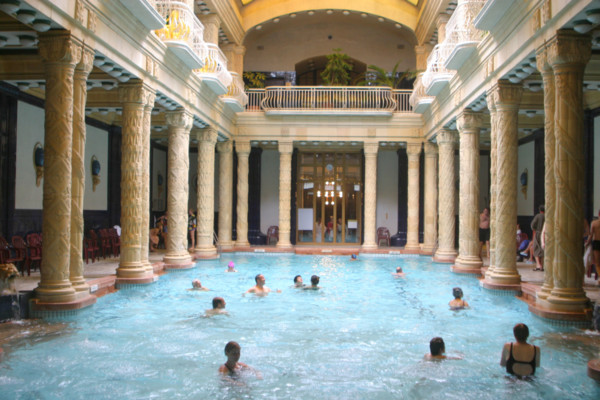 europe, Hongrie, budapest, bains gellert, thermes, station thermale, piscine, thermalisme, colonnes, architecture, eau, baignade, femmes,
