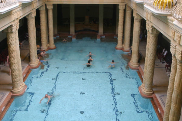 europe, Hongrie, budapest, bains gellert, thermes, station thermale, piscine, thermalisme, colonnes, architecture, eau, baignade, femmes,