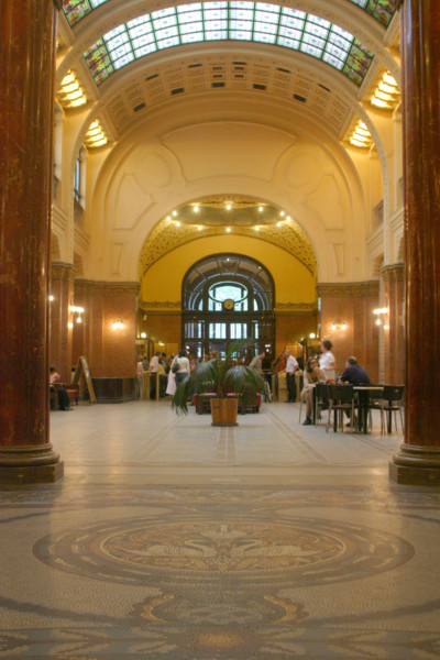 europe, Hongrie, budapest, bains gellert, thermes, station thermale, piscine, thermalisme, colonnes, architecture, eau, baignade, hall d'entree, mosaique, carrelage, cygnes,