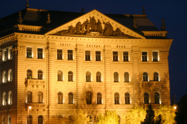 europe, Hongrie, budapest, quartier des banques et du parlement, szabadsag ter, eclairage, nuit, fronton,