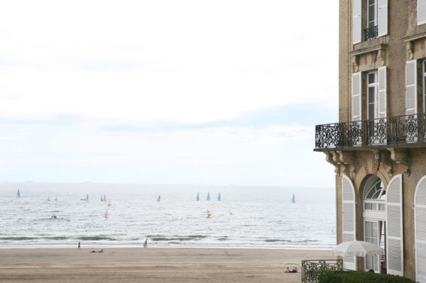 France, Basse Normandie, calvados, cote fleurie, trouville sur mer, plage, mer, residence des roches noires, immeuble, art deco, marguerite duras, fenetres,