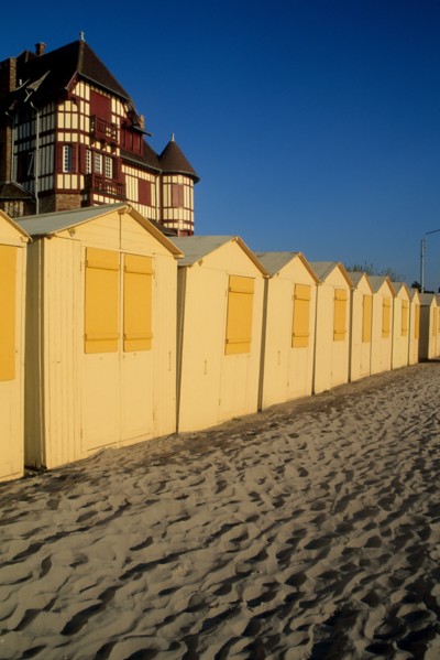France, picardie, somme, baie de somme, le crotoy, plage, cabines de bains, station balneaire, sable, chateau, manoir, colombages, tourelles,