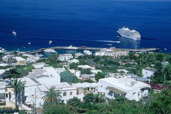 Italie, sud, golfe de naples, capri, marina grande, paquebot de croisiere, passagers, debarque, canots, vesuve, volcan, mer, plage, station balneaire, maisons a flanc de coteau,