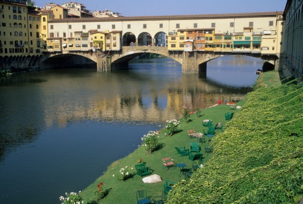 Italie, toscane, florence, firenze, renaissance italienne, l'arno, ponte vecchio, pont couvert habite, boutiques, echoppes, maisons, berges, terrasses, restaurant, tables et chaises,