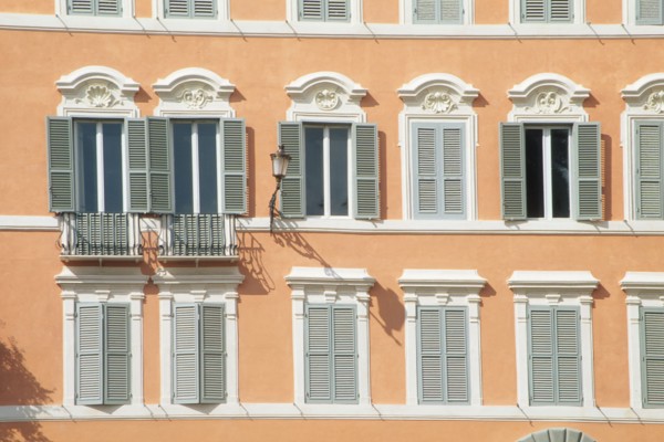 Italie, rome, piazza di spagna, place d'espagne, maisons, facades, volets, balcons,