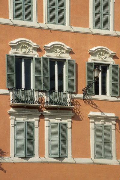 Italie, rome, piazza di spagna, place d'espagne, maisons, facades, volets, balcons,