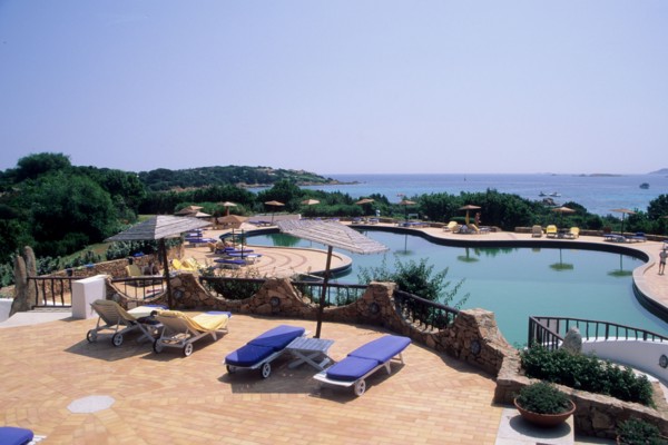 Italie, sardaigne, costa smeralda, hotel romazzino, parasols, plage, mer, panorama, piscine, transats,