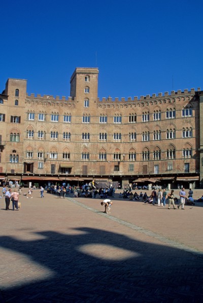 Italie, toscane, sienne, piazza del campo, place, facades maisons, ombre du palais public,