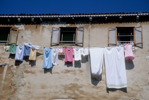 Italie, venise, canal, maison, linge sechant accroche, fenetres, habitat traditionnel,
