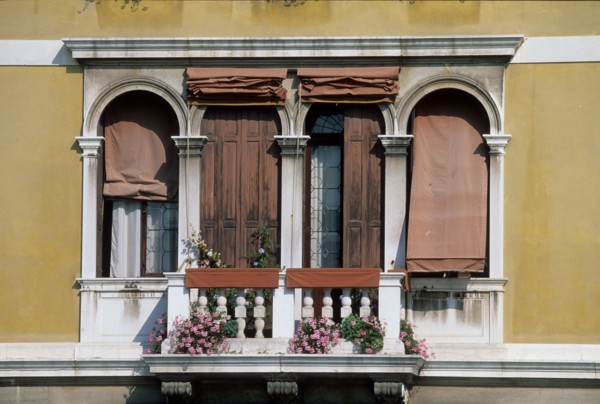 Italie, venise, grand canal, detail facade d'un palais, habitat traditionnel, fenetre, balcon, balustrade,