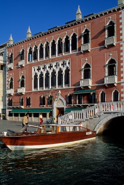 Italie, venise, grand canal, hotel danieli, palace, eau, palais, habitat traditionnel, bateau taxi a quai, vedette,