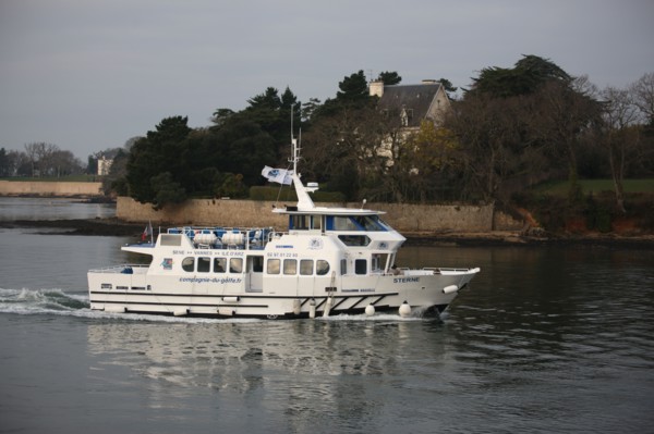 france, Bretagne, Morbihan, golfe du Morbihan, sene, port anna, bateaux, barques, peche, mouillage, coque, vagues, ondes, vedette sterne, liaison avec l'ile d'arz,