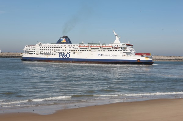 France, region nord, pas de calais, calais, plage, mer du nord, ferry entrant au port, jetee, digue, terminal transmanche, p&o, pride of dover,