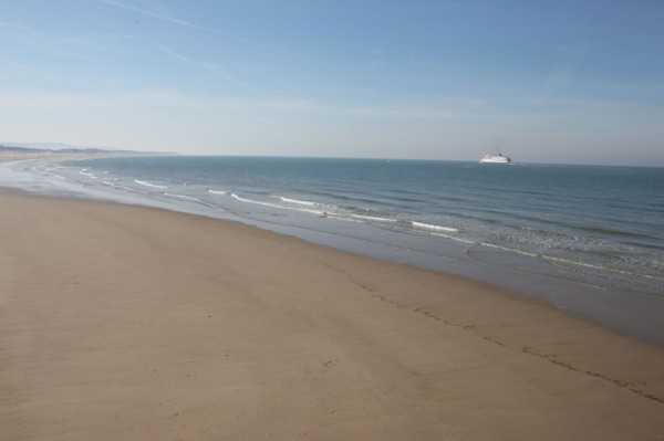 France, region nord, pas de calais, calais, plage, mer du nord, sable, ferry a l'horizon,