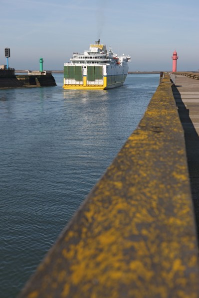 France, region nord, pas de calais, boulogne sur mer, port, car ferry, transmanche ferries, LD lines, mer du nord, liaison boulogne douvres, digue, phare rouge,