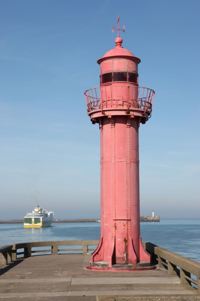 France, region nord, pas de calais, boulogne sur mer, port, car ferry, transmanche ferries, LD lines, mer du nord, liaison boulogne douvres, digue, phare rouge,