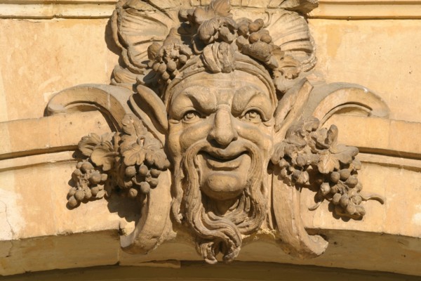 France, region ile de france, seine et marne, fontainebleau, chateau, facade sur jardin, detail mascaron, visage, figure, pierre, Napoleon,