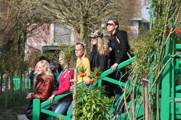 France, Haute Normandie, eure, vallee de la seine, giverny, maison de claude monet, jardin, fleurs, impressionnistes, peinture, touristes americain, groupe, ados, visiteurs, jeunes, photo de groupe,