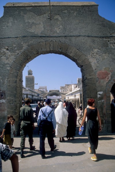 Maroc, essaouira, souk, commerce, minaret, tour, mosquee, islam, ruelle, passants, touristes, porte, ville, fortifications oeuvre de theodose cornut eleve de vauban,