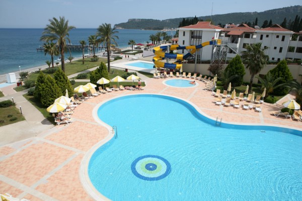 Turquie, sud d'antalya, kemer, riviera turque, station balneaire, debut de saison touristique, hotel, plage au pied des montagnes, preparation de la grande saison, piscine, transat, tourisme, vide de ...